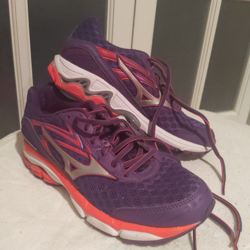 Mizuno  running shoes -Like  New  barely worn